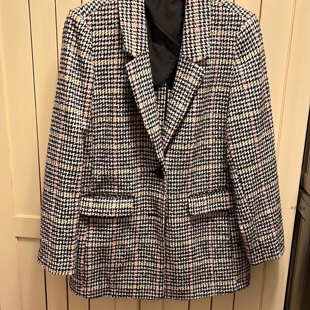 Oversized houndstooth coat/blazer great w jeans in fall or w scarf  in winter